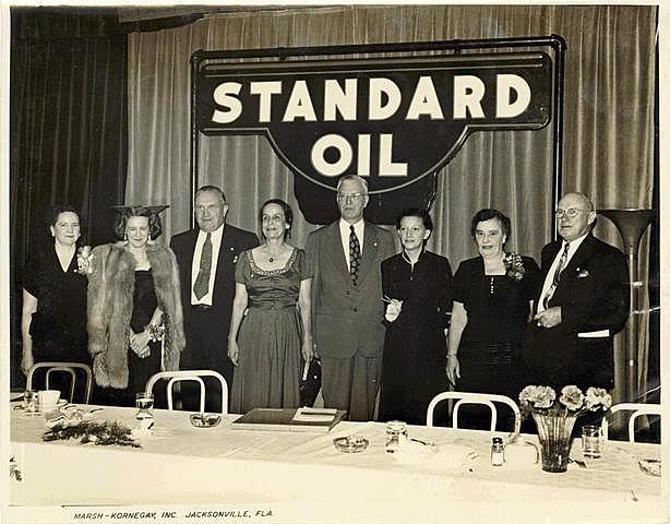 Los Rothschild manadan a John D. Rockefeller a los EU, funda la "Standard Oil".