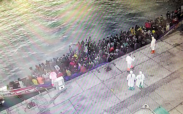 Causas Culturales: Llega un cayuco con 195 migrantes al puerto de Los Cristianos