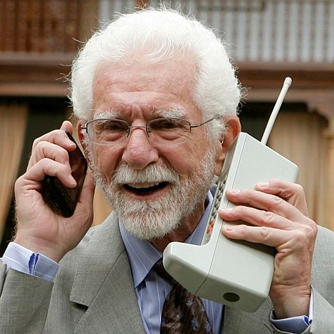 PRIMERA LLAMADA A TRAVÉS DE UN TELÉFONO MÓVIL