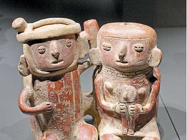 Aparecen las culturas Vicus y Salinar.