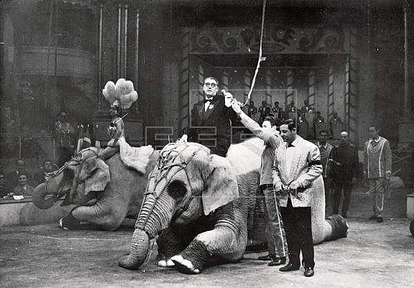 Conferencia en el Cirque d'Hiver