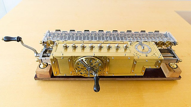 Mejora de la máquina de Pascal por Gottfried Leibniz