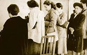 Se implementa el voto femenino.