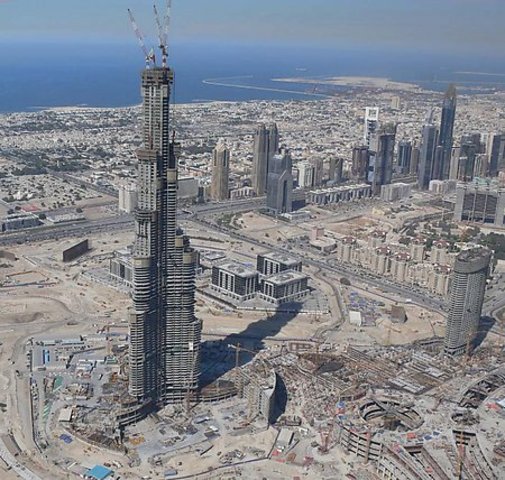 En Dubái (Emiratos Árabes Unidos) se inaugura el rascacielos más alto del mundo, Burj Khalifa con 828 metros