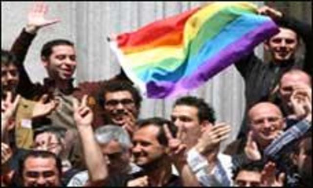 se aprueba la ley del matrimonio homosexual en España.