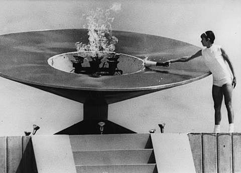 Primera dona en encendre peveter olímpic