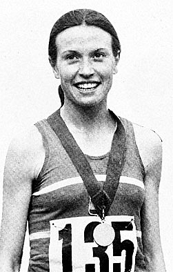 Carmen Valero (pionera en el atletismo femenino) gana el campeonato del mundo de campo a través.