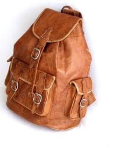 Se topa con un cojin y una mochila