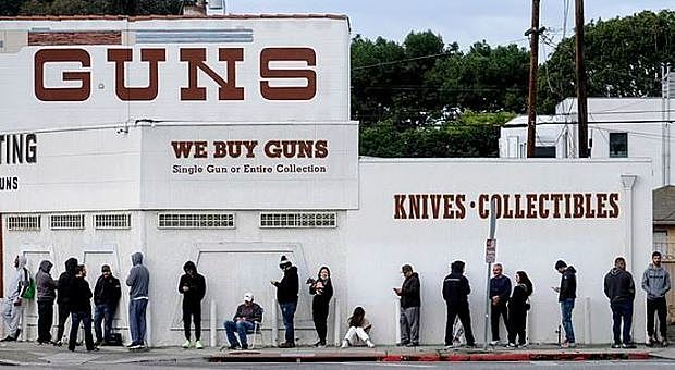 Pandemia di SARS-CoV-2. Corsa all'acquisto di armi negli USA.