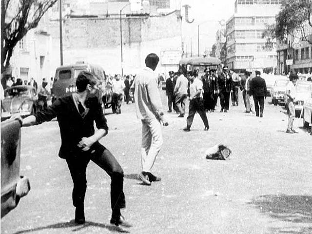 Pleito entre alumnos de dos escuelas (UNAM vs IPN)