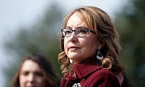 Gabrielle Giffords, deputata dell'Arizona, viene aggredita con un colpo al capo.