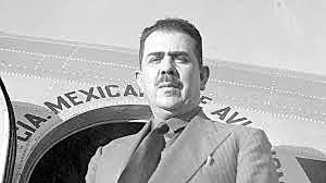 Cárdenas se vuelve el Jefe Máximo a E.U.A