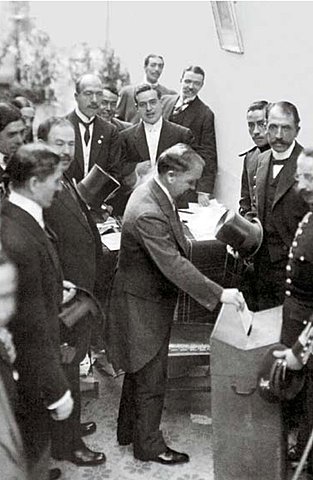 Francisco I.  Madero gana la presidencia.