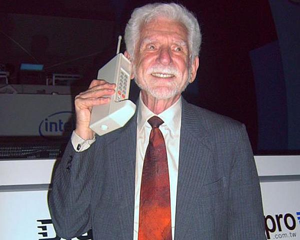 Avance tecnológico: Invencion del primer teléfono celular.