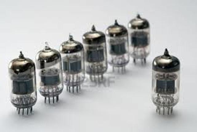 Ordenadores construidos con válvulas de vacío.