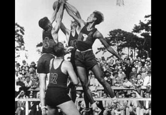 El primer partido profesional de Basquetbol en México.