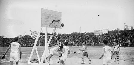 Primer partido oficial de Basquetbol