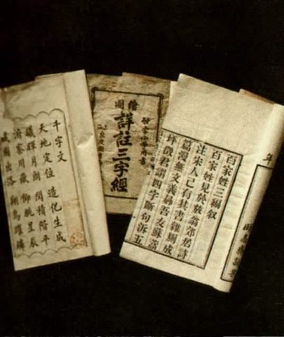 Tsai Lun inventa el papel.