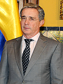 Alvaro Uribe Velez asume la presidencia