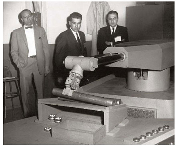 John C. Parsons y el Instituto Tecnológico de Massachusetts desarrollaron la primera máquina fresadora de control numérico, construida con bulbos, usando un código binario y cinta perforadora.