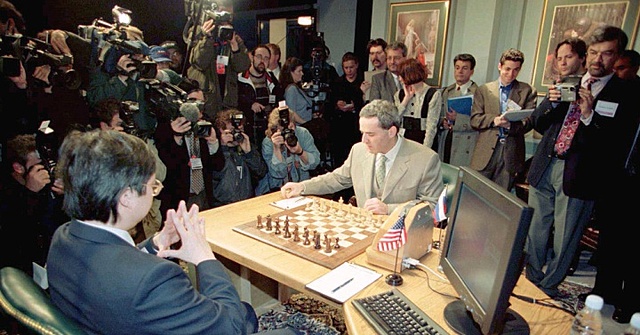 Una máquina vence al hombre en una partida de ajedrez