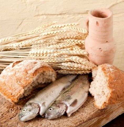 se encuentra con dos mozas