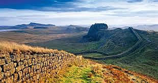 En Britania los romanos levantan el muro de Adriano.