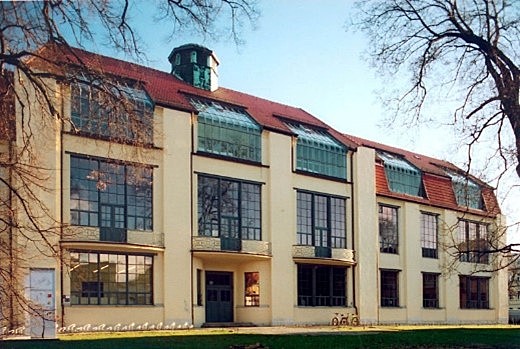 Walter Gropius invita a Van Doesburg a enseñar en el "Bauhaus", de Weimar