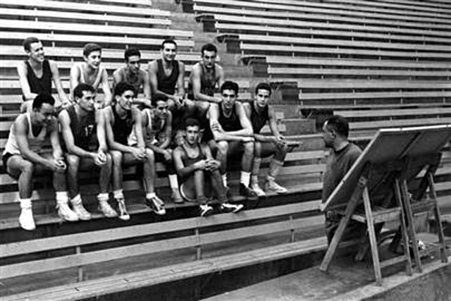 Primer juego oficial de baloncesto en México