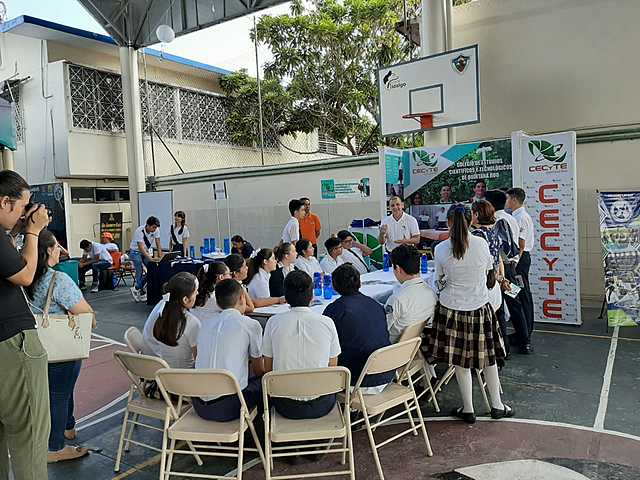 La orientación se practicó en las escuelas secundarias oficiales.