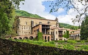 Carlos I abdica en su hijo Felipe y en su hermano Fernando. Se retira al monasterio de Yuste, donde muere en 1558.