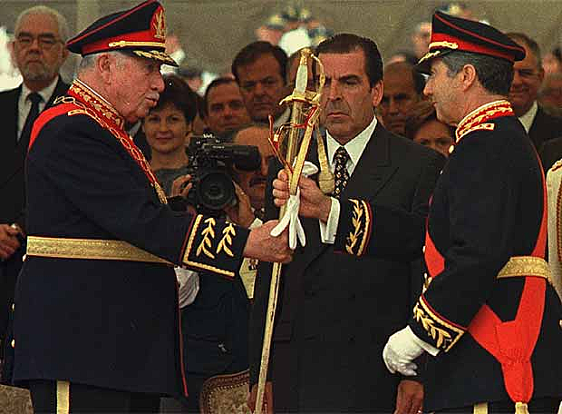 Pinochet deja el ejercito.