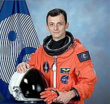 UN ASTRONAUTA VIAJA POR PRIMERA VEZ AL ESPACIO.