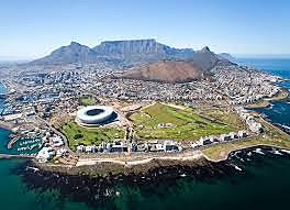 Se traslada a Sudáfrica, en donde trabaja a favor de los indios residentes en ese país