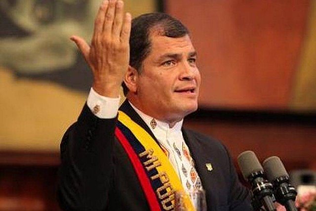 Rafael Correa toma la presidencia.