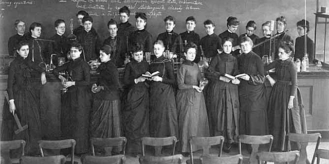 Ellen Richards starts Laboratory for women