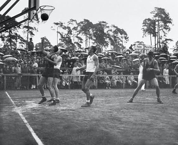 Primer juego oficial