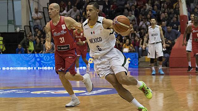 Clark Flores entra en los deportes con baloncesto