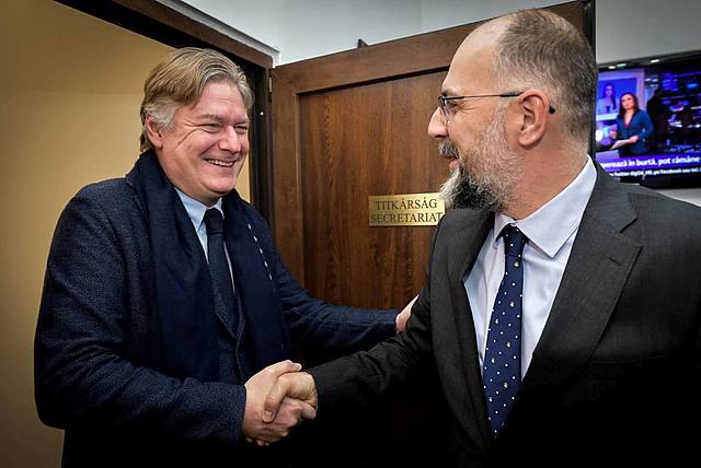 Csatlakozás az Európai Néppárthoz (EPP).