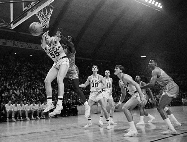 Inicios de baloncesto universitario