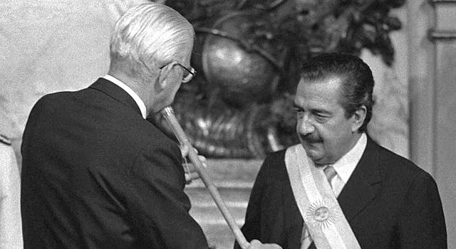 Vuelta a la democracia con Alfonsín.