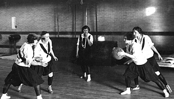 Primer partido femenil de baloncesto