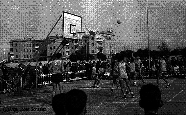 Primer juego oficial de baloncesto en México.