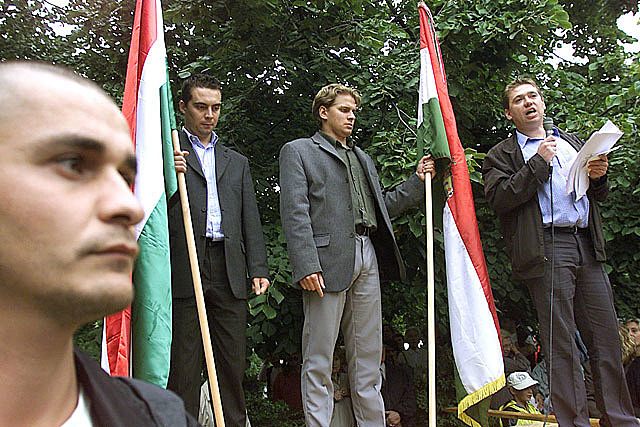 Az alapítók kilépése