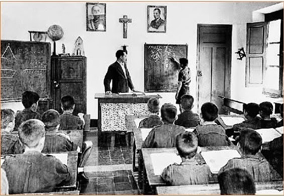 Inicia la educación pública formal