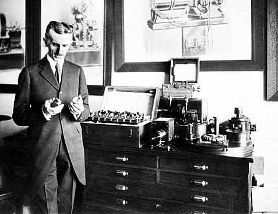 Primer radiotransmisor patentado