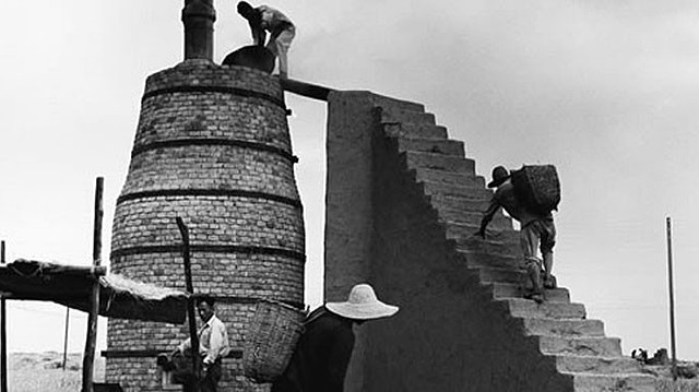 Avance tecnológico: Los altos hornos se inventaron en China en el siglo V Un alto horno típico está formado por una cápsula cilíndrica de acero de unos 30 metros de alto forrada con un material no metálico y resistente al calor, con ladrillos refractarios