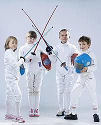 inizia a praticare scherma