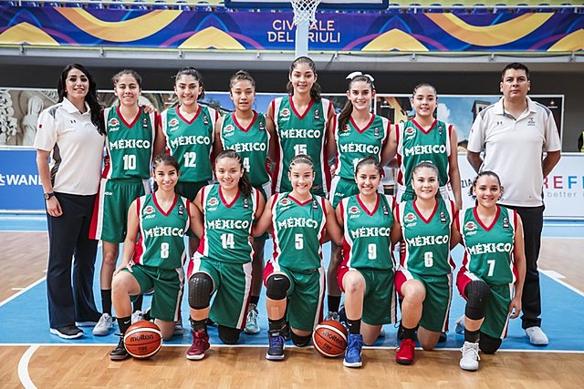 Formación del primer equipo femenino de baloncesto