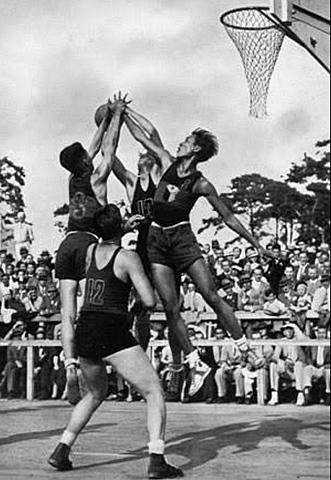 Primer juego oficial.